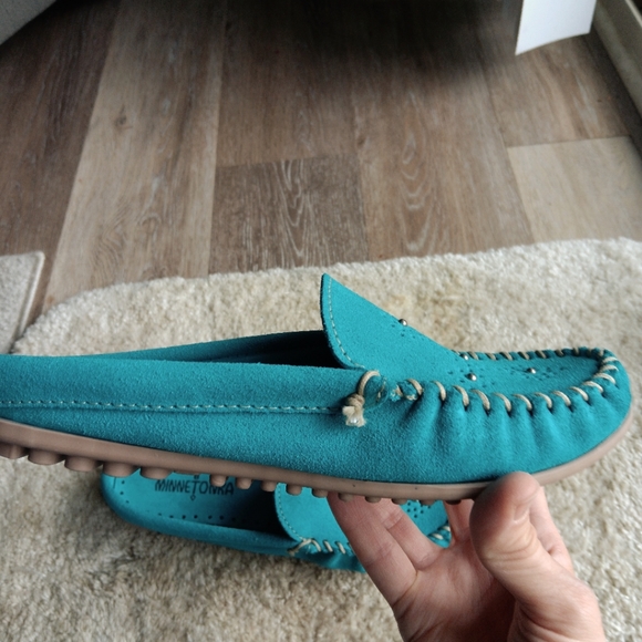 Minnetonka Leila turquoise/teal moccasins suede punch out slip on sz 7.5. - Picture 6 of 8